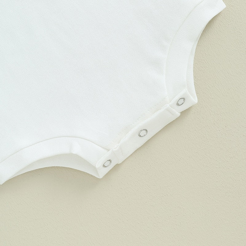 Three bottom silver snaps on onesie for White Newborn and Baby Onesie that reads "Hi" in large, fuzzy letters on the front of the onesie, white long sleeved onesie with three snaps at the bottom to close, for baby boy or baby girl, baby boutique, Jelly Bean Baby Co.